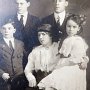 Alfred Falstrault, fils de Charles-Daniel et de Éléonore Cabana, son épouse Elisabeth McGuire et ses enfants Bernard-James, Marie Éléonore et Joseph-Victor.